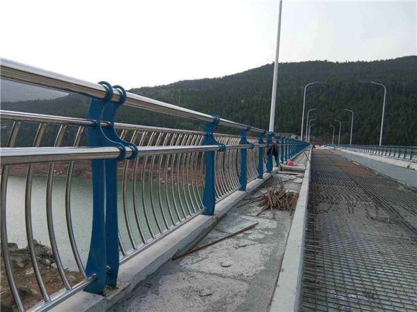 东营不锈钢桥梁护栏的特点及其在桥梁安全中的重要作用