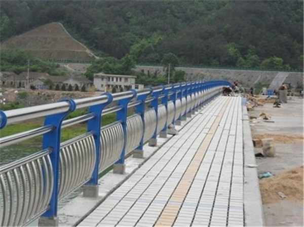 东营不锈钢桥梁护栏的特性及其在现代建筑中的应用